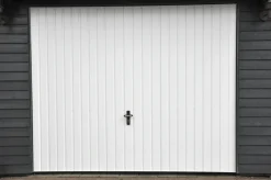 Jyde stålvippeport 238 x 199 cm hvid