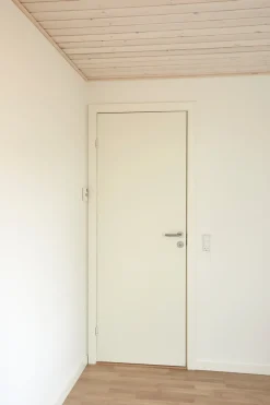 Stabil hvidmalet dør 82,5 x 204 cm